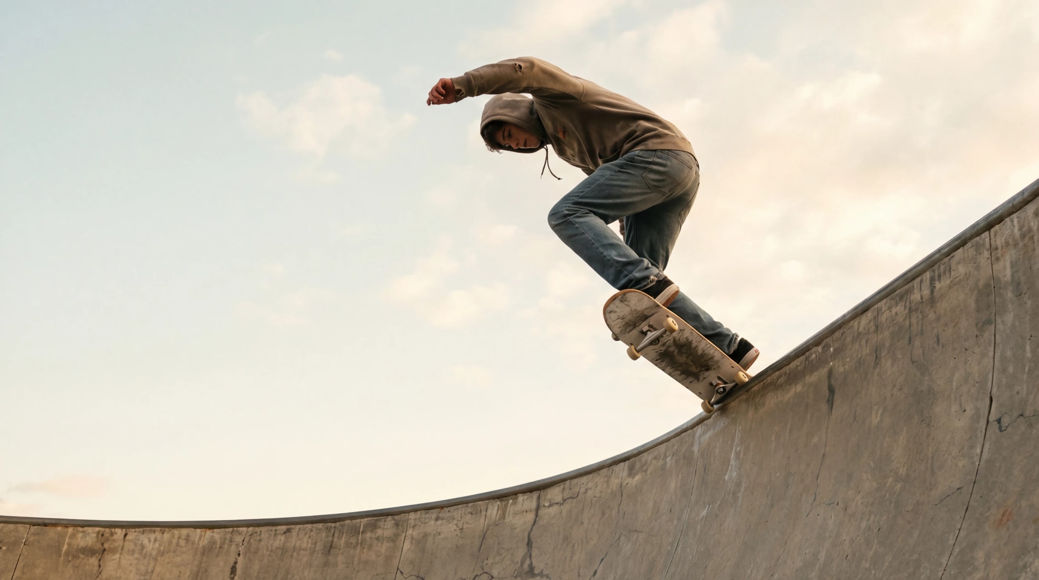 Un skater en el aire sobre un bowl de hormigón.